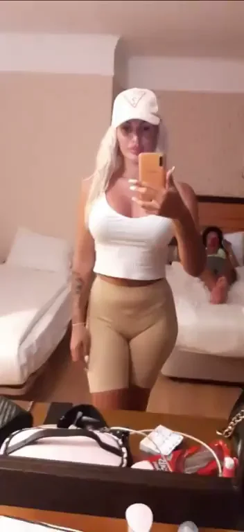 I fucking loveeee to make custom content I also love to text with my fans, I reply to every message that comes in.