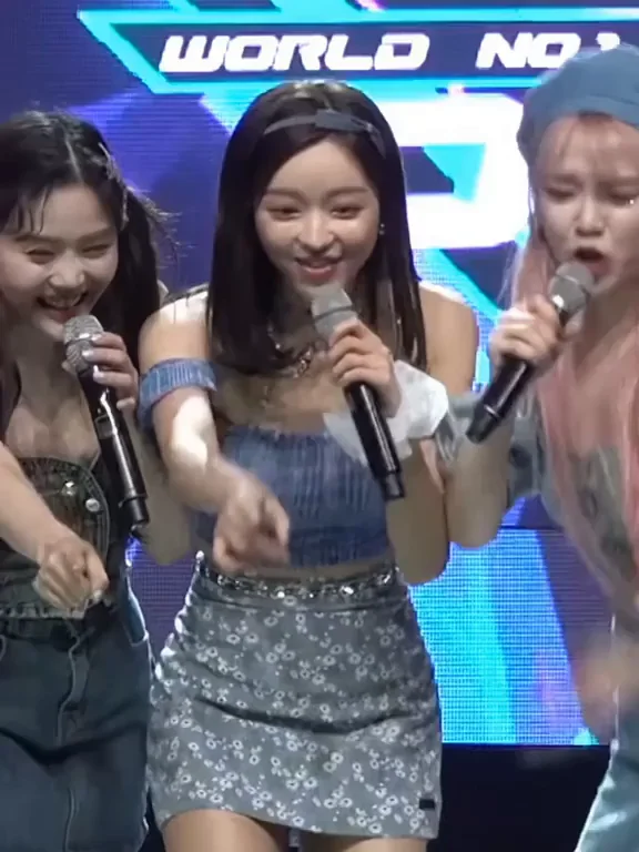 Yooa from Oh My Girl Shaking That Slutty Skirt on Stage 😍🔥
