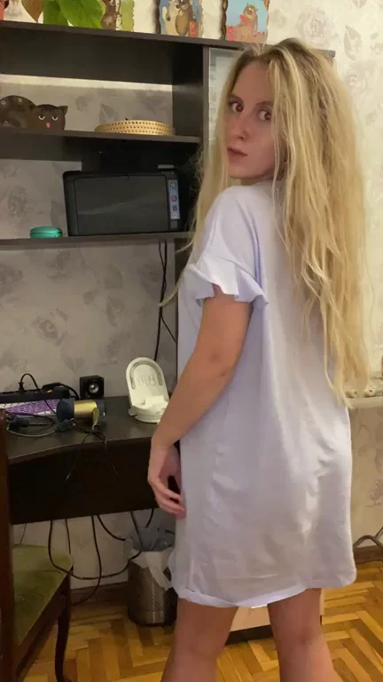 Blonde Cam Slut Shakes Her Thick Ass for Daddy in Tight Nightie