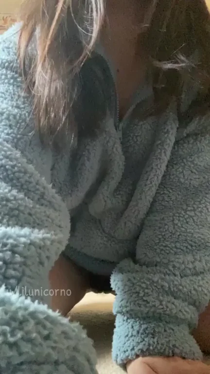 Cozy Weekend Tease: Pretty Please with a Bare Pussy Spread? 😘 [F]