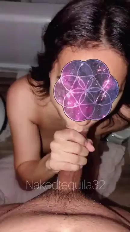 🎄 Wife's Giving Spirit: Sucking Stranger's Thick Cock in Bathroom Slutshare 😈🍆💦