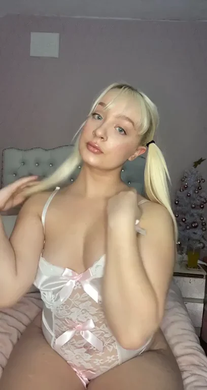 (18) like my cute blonde pigtails ??
