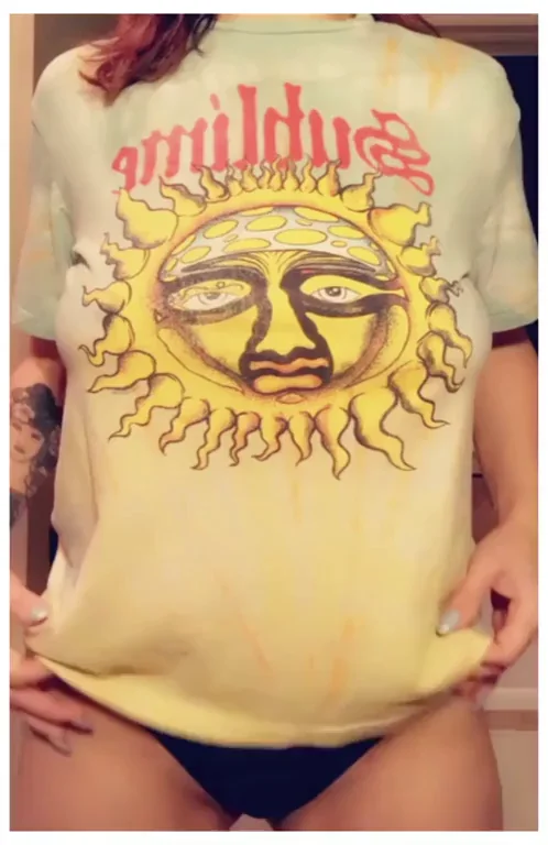 Feeling cute in my Vintage band tee ?