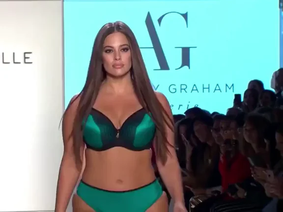 Ashley Graham's Juicy Green Lingerie Catwalk Strut 🔥🍑