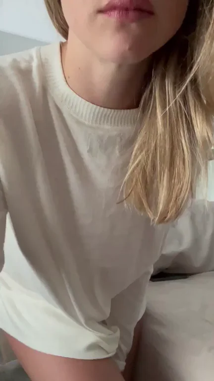 Lonely MILF Mom Toys Her Wet Pussy When Home Alone 😈🍆💦