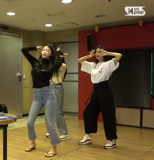 🔥 Mijoo from Lovelyz Teasing in Tight Jeans & Dance Moves 😍