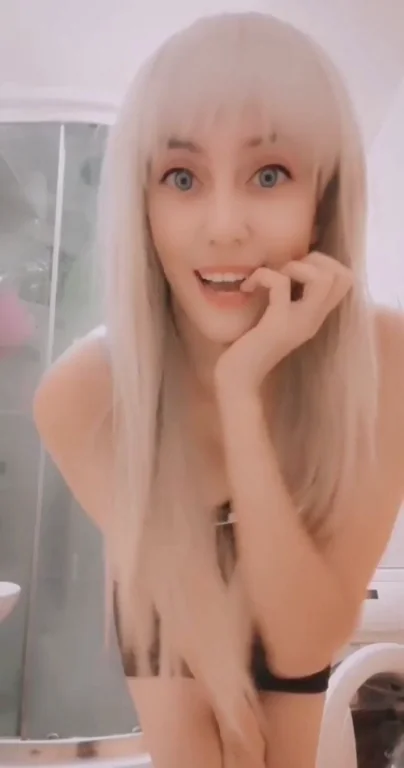 Try to look only in my eyes ?