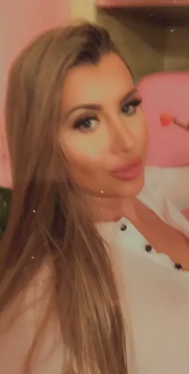 300 + photos&videos , Custom photos/videos available fetish friendly ?