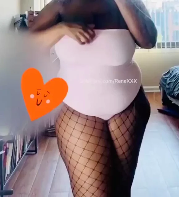 Friday Flash: Thick Ebony Babe's Massive Tits Tease 😍💦