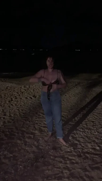 Natural tits on the beach ??