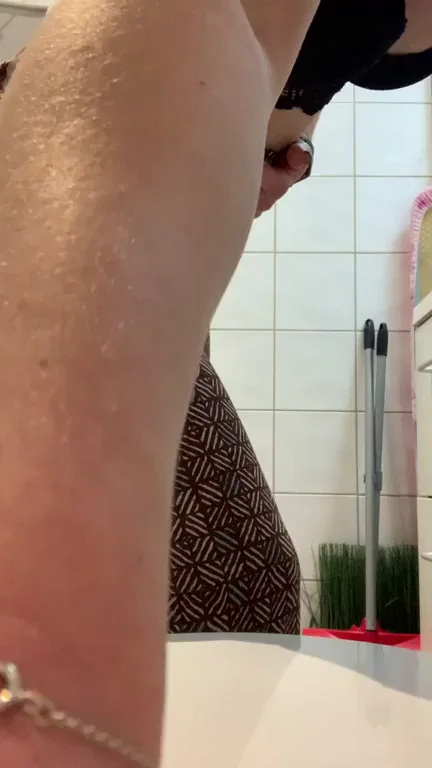 Thick PAWG Bitch Teases Her Jiggling Curves for 5 Horny Viewers 😈🍑
