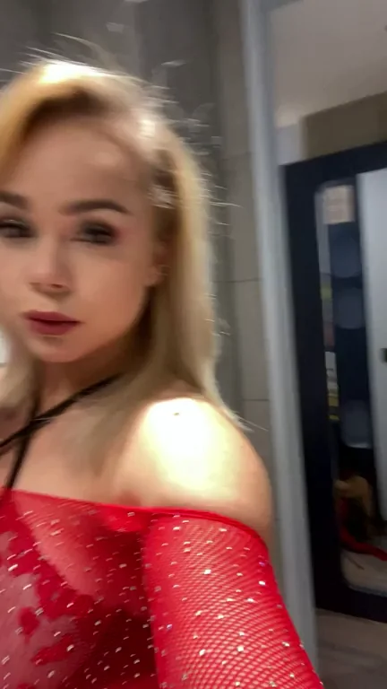 Blonde Babe's New Year's Hip Cleavage Tease 😘💋🔥