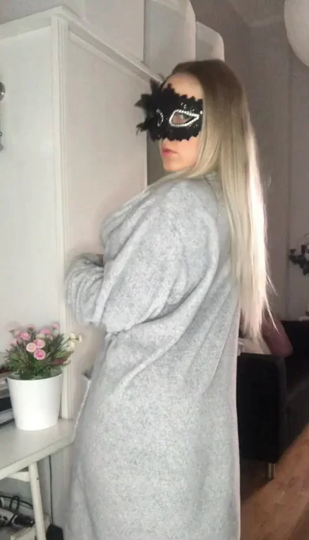 Hey You 4 Loyal Perverts, Watch Me Strip Half Nude & Shake My Juicy Ass 😈🍑