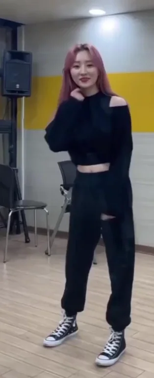 Dreamcatcher Sua's Slutty Dance Tease - Pink-Haired K-Pop Curves in Action