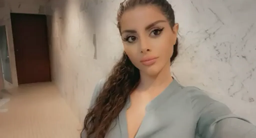Minimizer Bra Fail: Busty Bombshell Flashes Massive Naturals in Public Tease