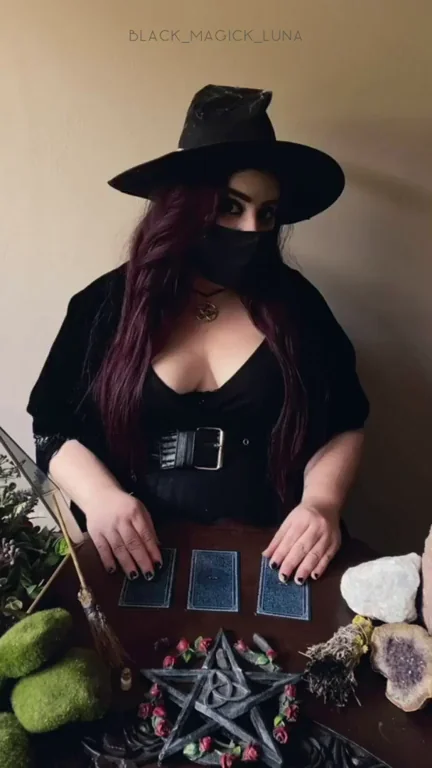 It's witchy Wednesday again my dudes...who wonders what the cards will read?