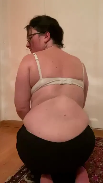 Thick MILF Kneels and Teases Her Juicy Fat Ass in Thong