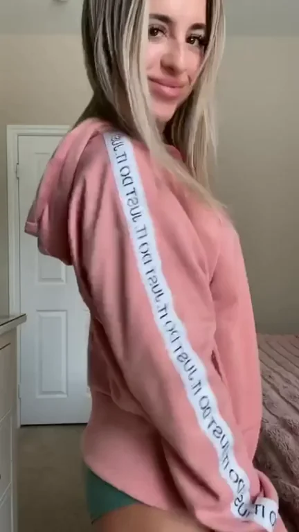Blonde Bimbo Begs for Your Fat Breeding Load 💦🍆