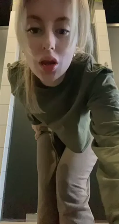 Petite Gym Slut Hopes Trainer Misses Her Fat Ass Flash 😈💦