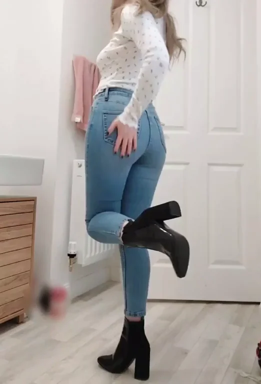Jeans-Down Quickie: Pull 'Em Low & Bounce on That Dick!