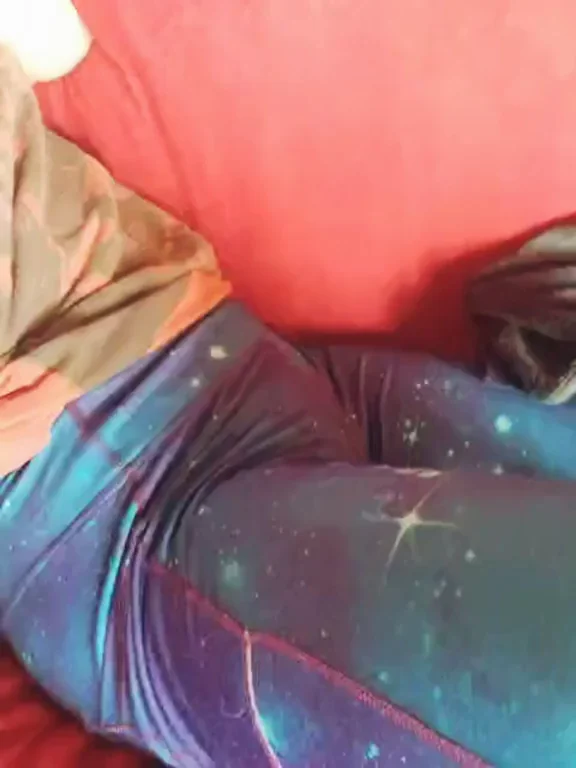 🍑 Obsessed with These Tight Leggings Hugging My Juicy Ass! 🔥