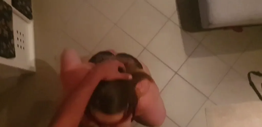 Seinen Braunen Schwanz lutschen (f26) ??