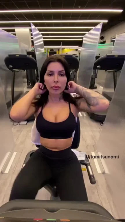 Gym Slut Flashes Her Juicy Tits for Cardio Tease