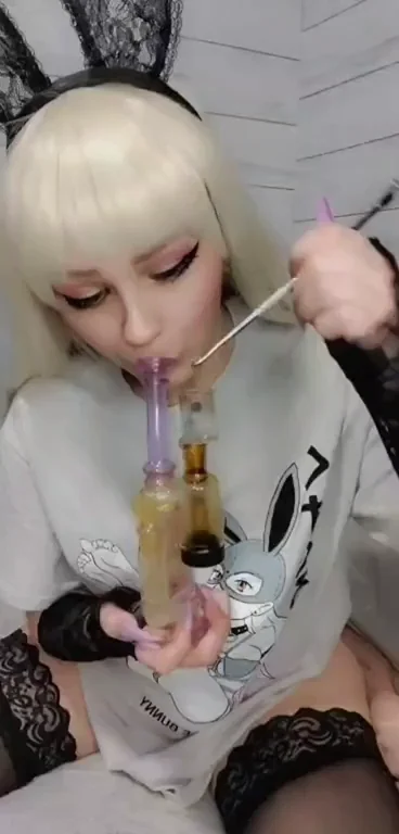 Petite Bunny Babe Craves Smoke & Fuck Buddies 🐰💨🍆