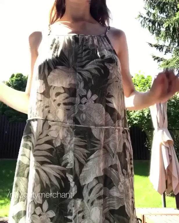 Jiggly Tits Tease in the Garden? 💦🍈🍈