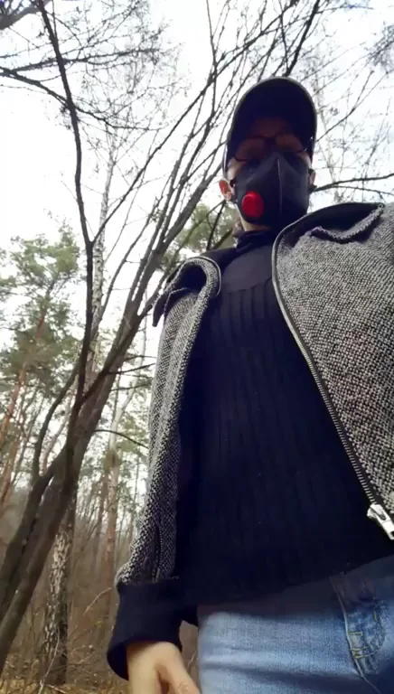 I like autumn coz my skin can't burn under the sun.