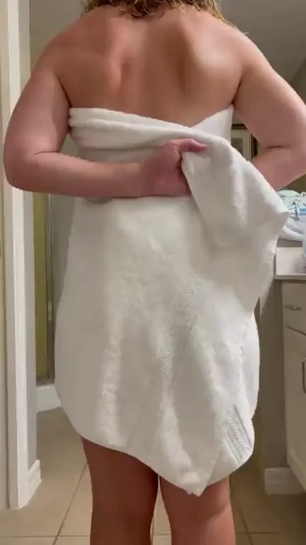 Fresh Shower MILF Drips Wet Pussy & Fat Ass for You 😘💦 (F)43