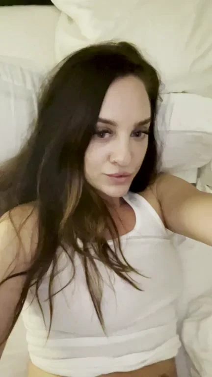 Going to bed early to get up for the gym at 4am. Would you like to join me? ??