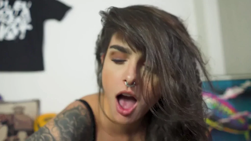 Tattooed Alt Stoner Slut Quenches Thirst on Massive BWC