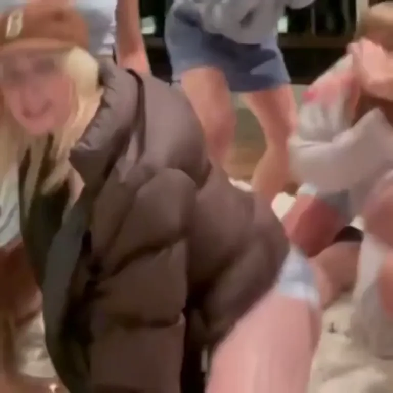 Billie Eilish Lookalike Clapping That Juicy Ass