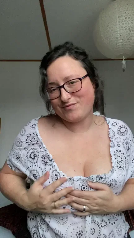 Raw Fuck or Condom? Busty MILF Teases Her Huge Naturals 😈🍆💦
