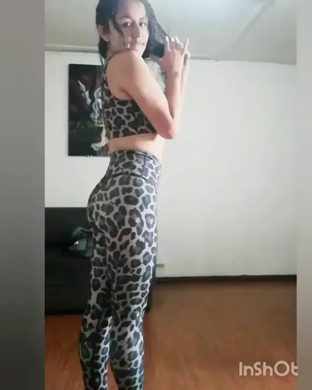Hot Mom Shakes Her Juicy Ass in Leopard Leggings