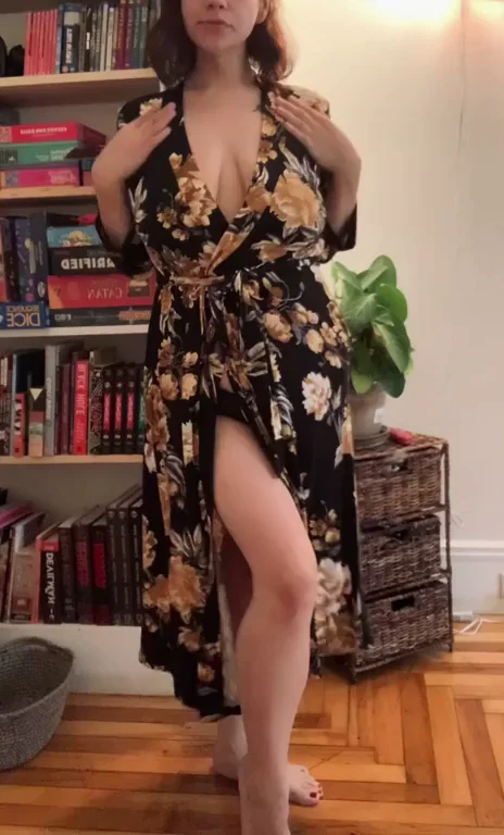 Happy Friday Titty Tease! 🍑💦