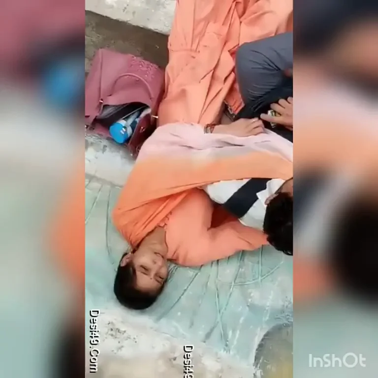 Desi Wife's Slutty Saree Tease: Flashing Tits & Pussy on Homemade Bed Romp