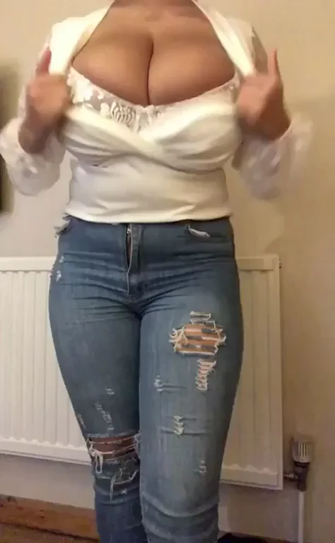 Ebony Babe's Head-Swallowing Massive Tits 🍫💦🔥