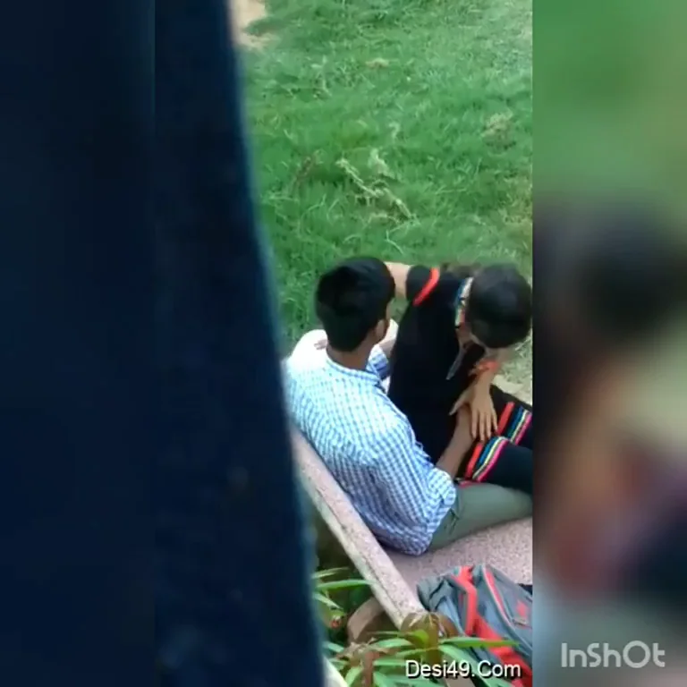 😈 Outdoor BF Pounds GF on Park Bench 🍆💦