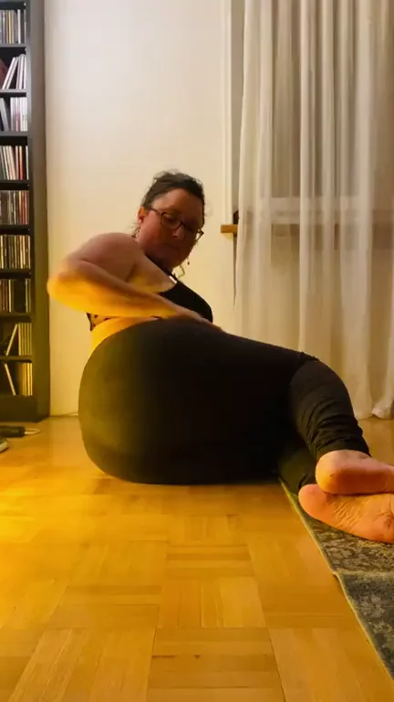 MILF Tease: Fill My Massive Ass on Date One