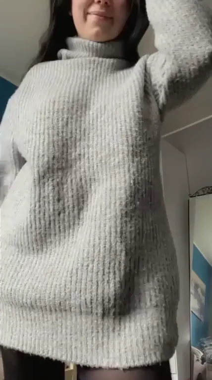 Sexy Sweater Mom Tease: Tits Out, Pussy Poppin'