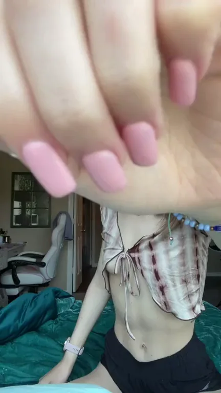 TikTok Slut Teasing Her Toned Abs and Pink Nails