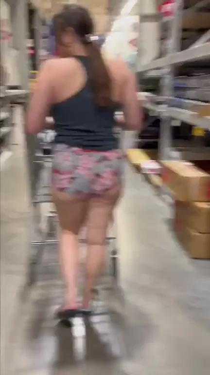 PAWG Wife's Naughty Grocery Flash 😈🍑🛒