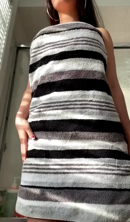 Asian girl shows her tits