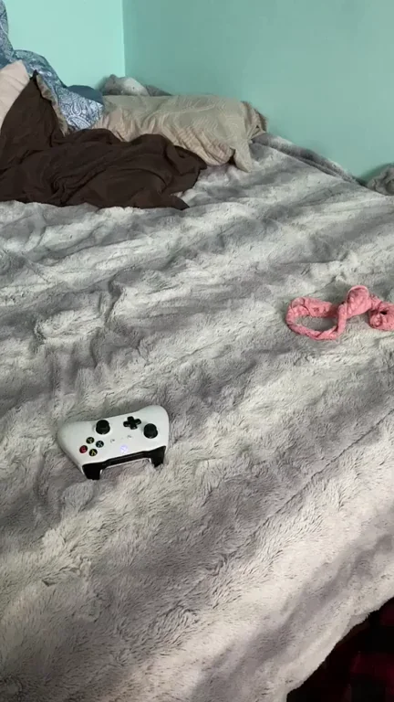 Thick White Babe Twerks Her Juicy Ass on Dildo While Gaming 🍑🎮🔥