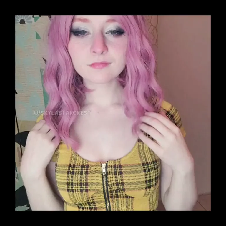 Kinda want someone to unzip my shirt in public... and then fill me up ?