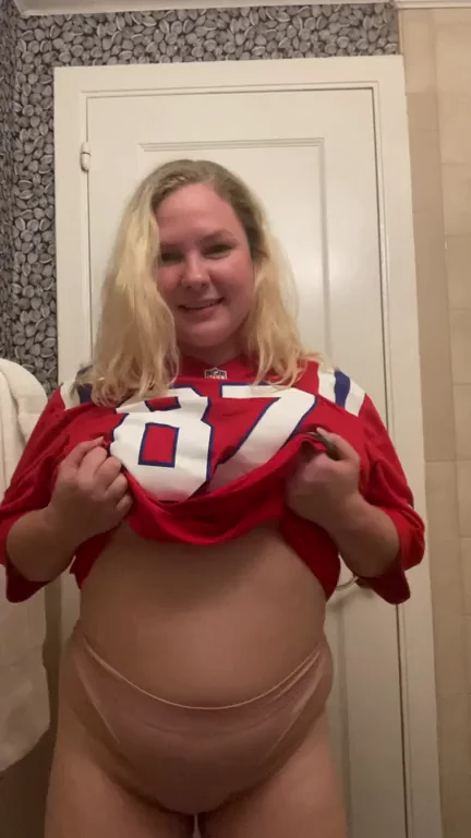 Anybody down to titty fuck a pats fan? Need cheering up after today’s loss ? (OC)