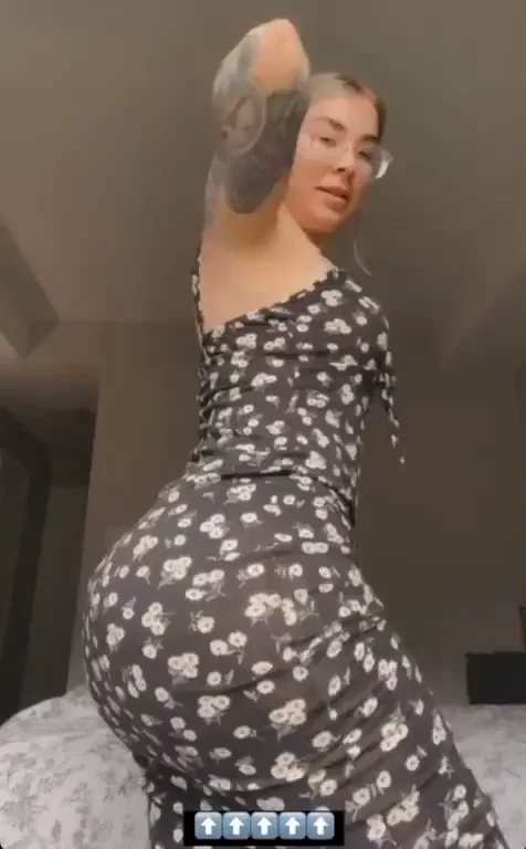 Bussin' Booty Twerk in Daisy Dress