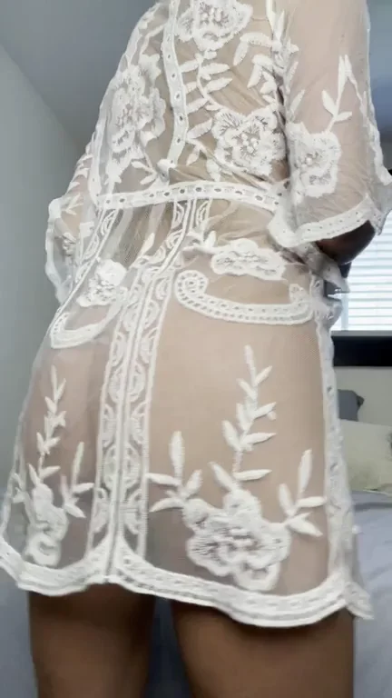 Today’s menu, tushy tease with a hint of side boob ?